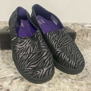 Toms alpagata tiger stripe black/silver metallic shoe. Size 6Y